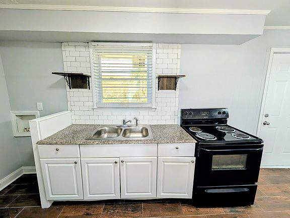 3rd image of 70 Ruzelle Dr SW