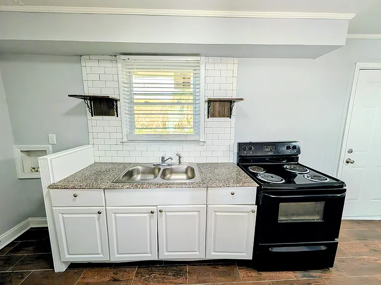 70 Ruzelle Dr SW — Photo 3