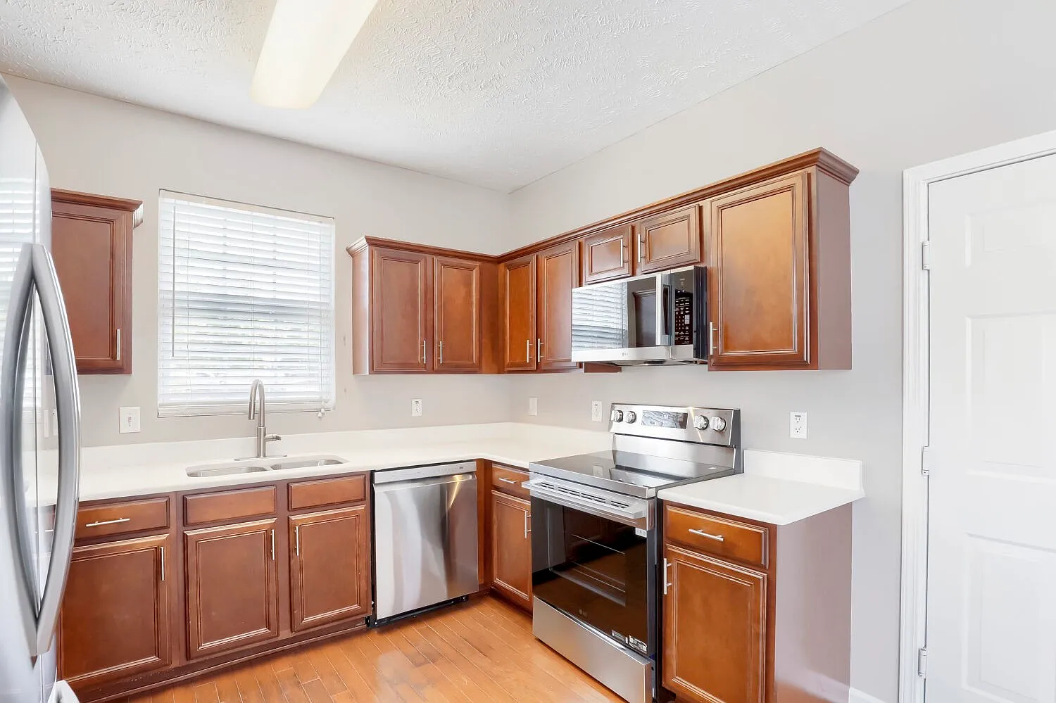 3 bed, 2.5 bath, 1606 sqft, $2,200 — Photo 4