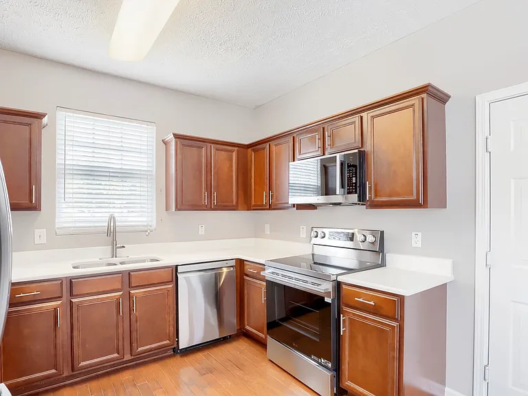 1235 Bainbridge Dr — Photo 4