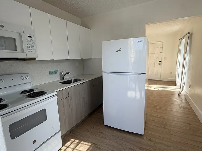 434 SW 6th St #6 — Photo 7
