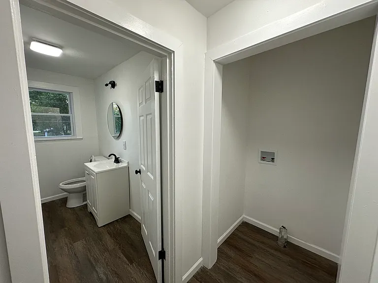 2052 Saxton Ave — Photo 11