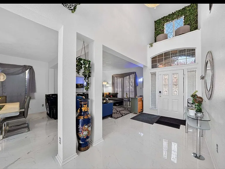 1007 Vancouver Dr — Photo 4