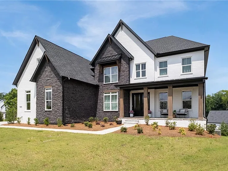 4510 Hawthorn Cir — Photo 1