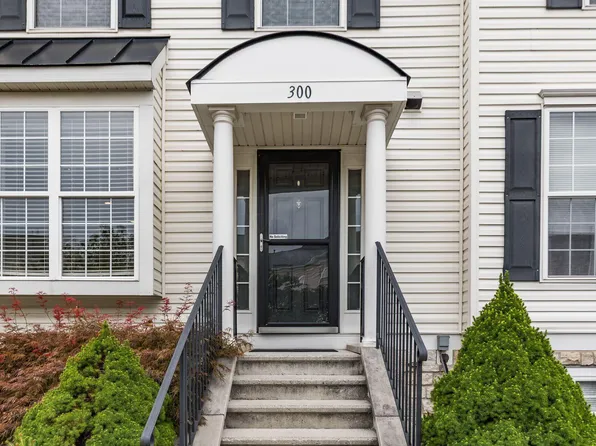 300 Pagodatree Dr, Blacklick, OH 43004