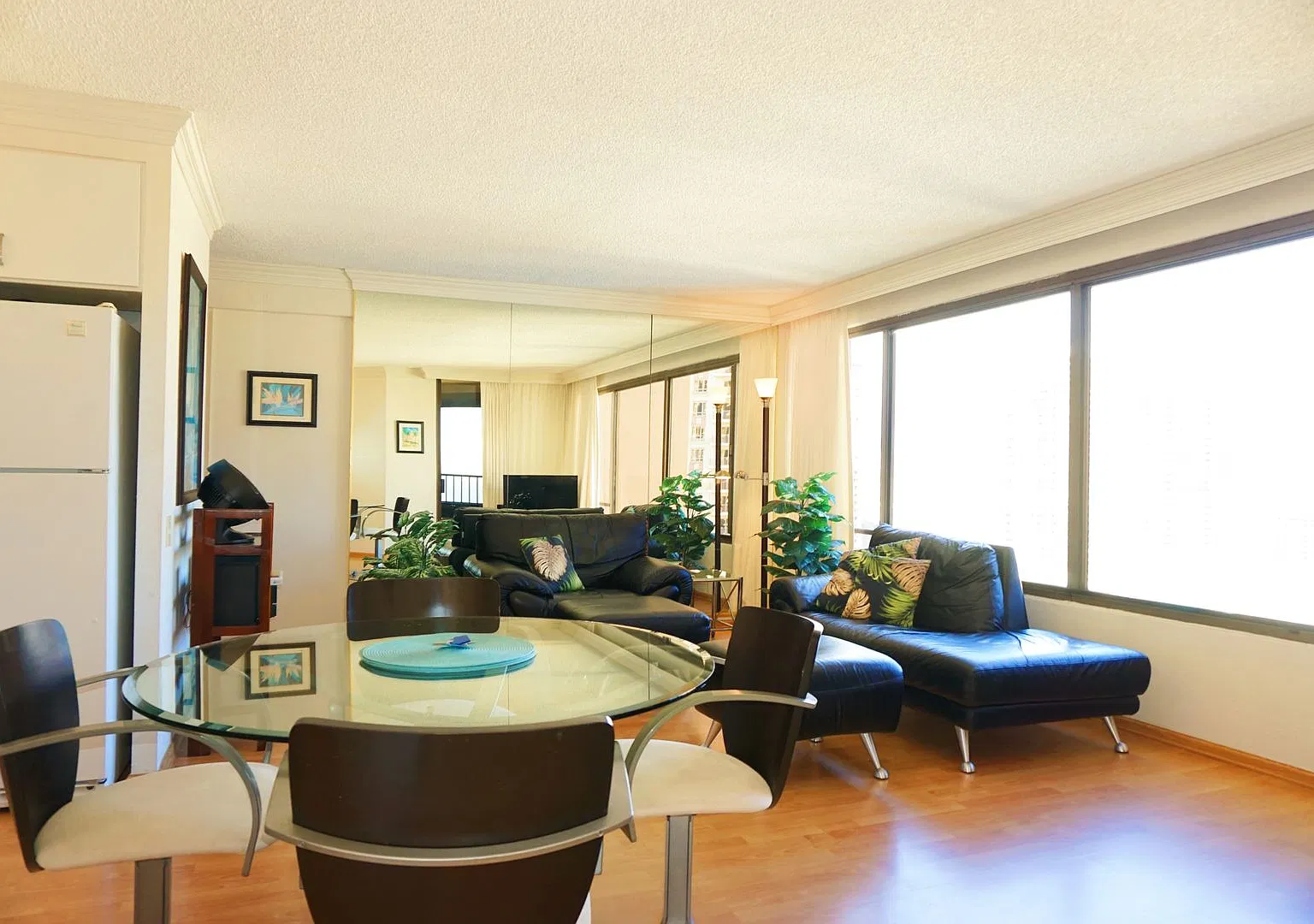 Waikiki One-Bedroom with Central A/C, Ocean Views, & Parking — Photo 4