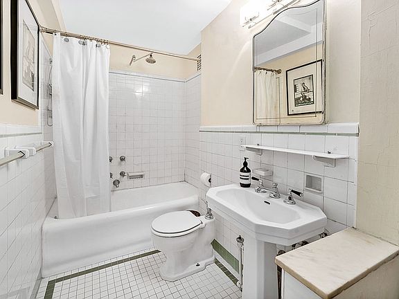 5th image of 300 W 23rd St APT 3I