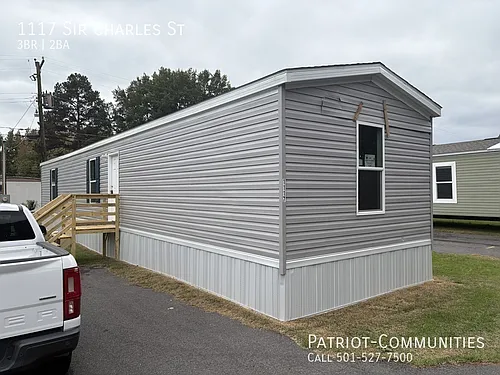 1117 Sir Charles St Photo 1