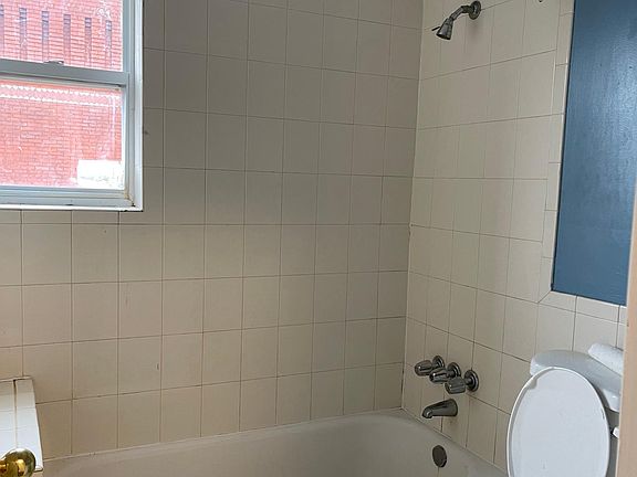 3rd image of 1528 Wharton St Floor 3