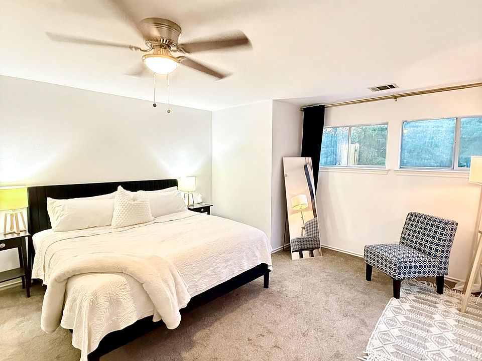 Master Bedroom (King) + Sitting area