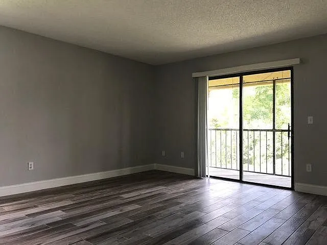 3 bed, 2.0 bath, 1300 sqft, $2,450 — Photo 4