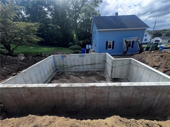 71 Aberdeen St, West Warwick, RI 02893