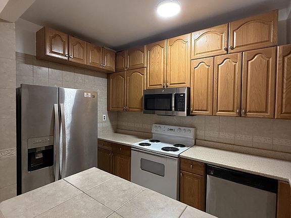 4th image of 402 E 90th St APT 2B