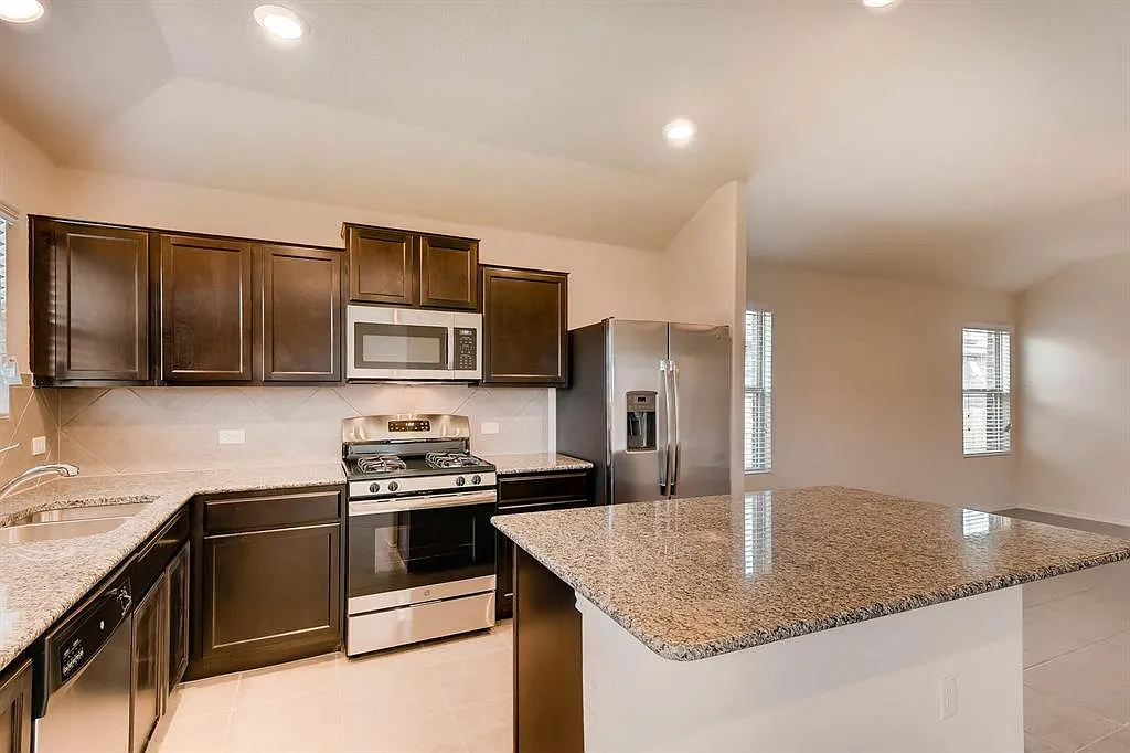 3 bed, 1628 sqft, $2,050 — Photo 4