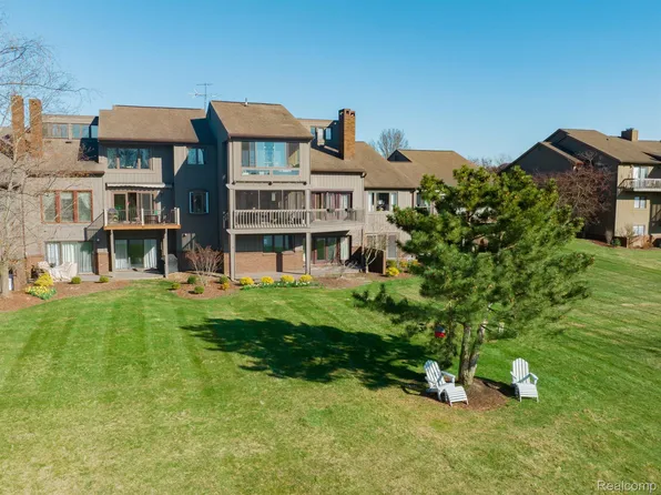 9784 Hawthorne Glen Dr, Grosse Ile, MI 48138