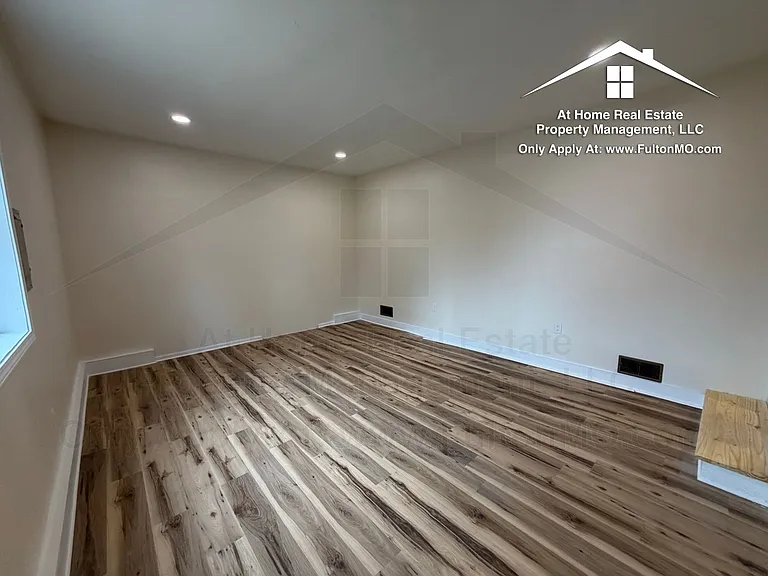 703 W 7th St — Photo 22