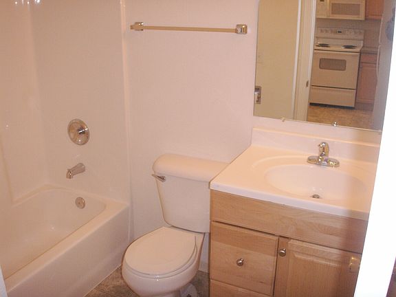 4th image of 615 S Oakes St APT 3
