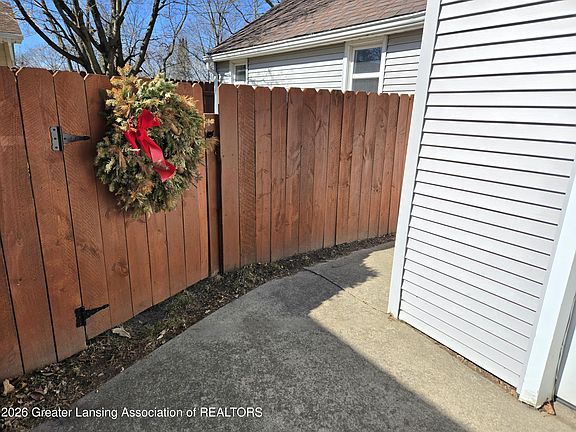 5th image of 555 Tisdale Ave