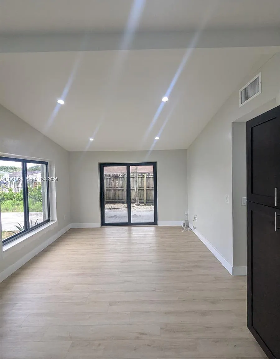 3 bed, 988 sqft, $3,000 — Photo 3