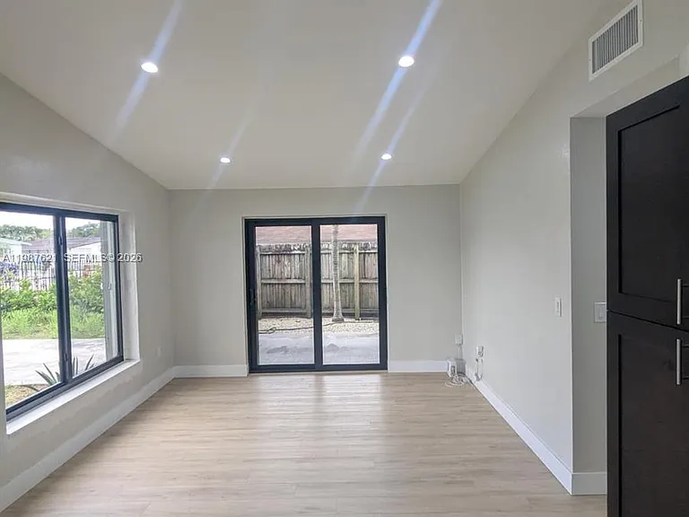 630 SE 3rd Pl — Photo 3