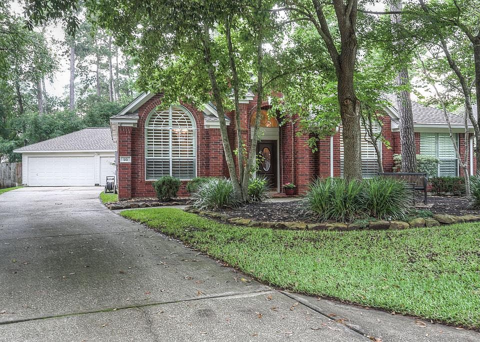 This long driveway leads to a three car garage. Plenty of room on this driveway for Basket Ball or t