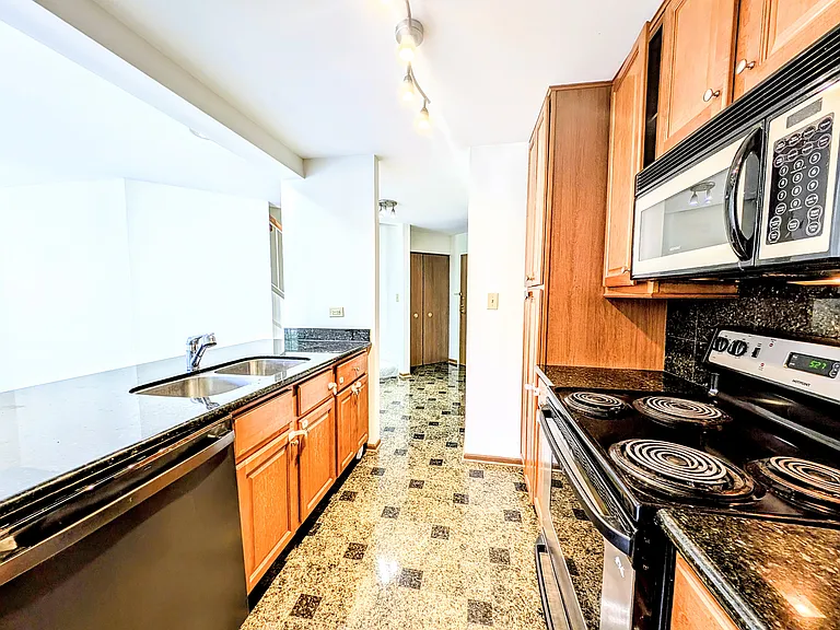 1751 Sleepy Hollow Ct #7 — Photo 4