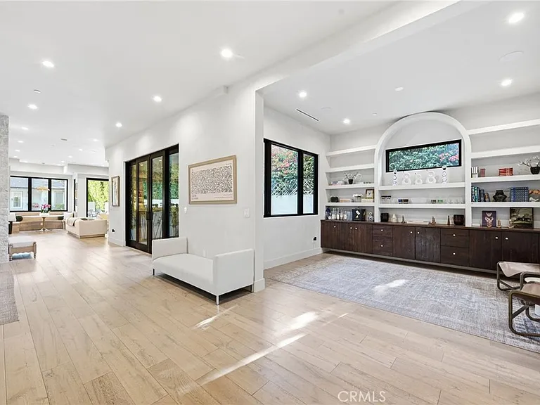 13135 Chandler Blvd — Photo 19
