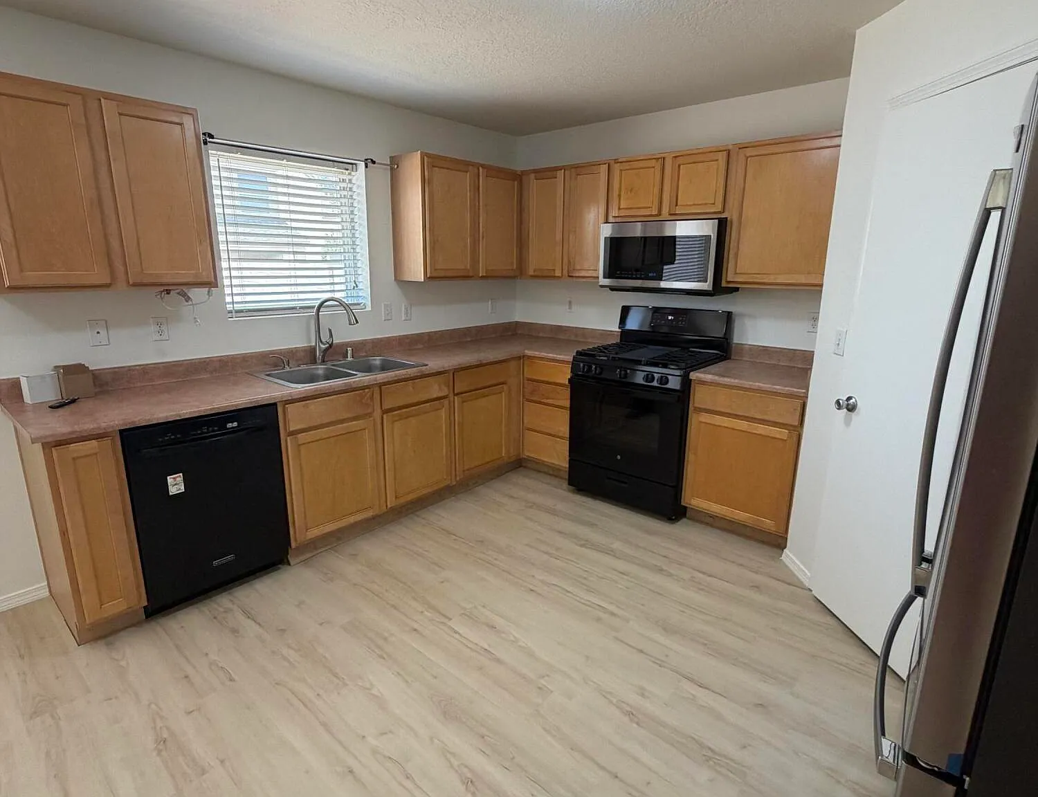 3 bed, 2.0 bath, 1752 sqft, $2,500 — Photo 4