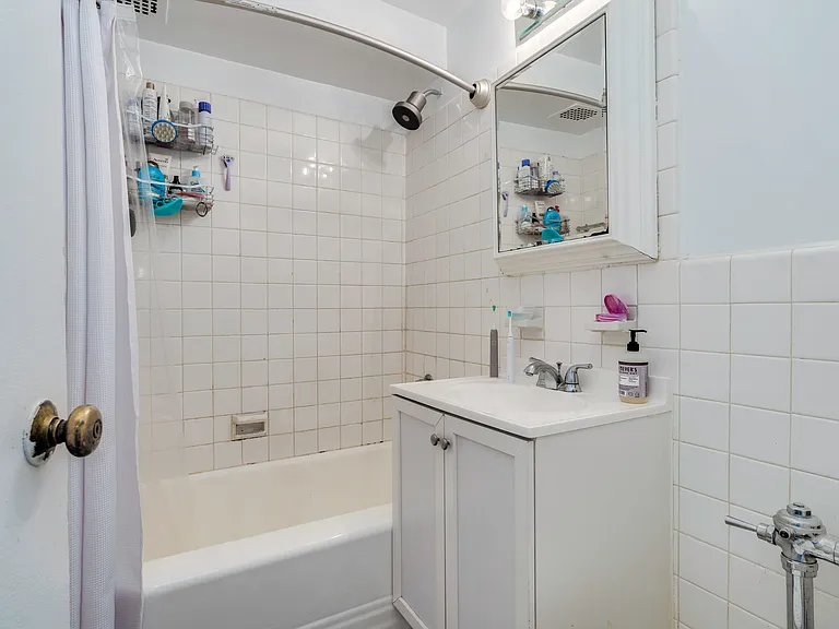 140 E 56th St #6C — Photo 11