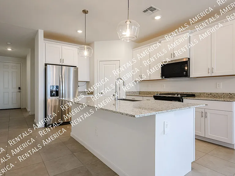 3380 N Camden Dr — Photo 8