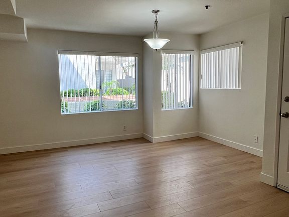 5th image of 419 W Glenoaks Blvd
