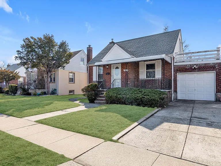 1645 New Hyde Park Dr — Photo 20