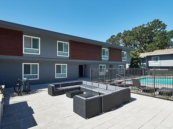 Lafayette EXT Courtyard1 (3)