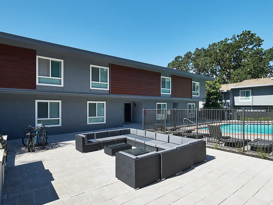 Lafayette EXT Courtyard1 (3)