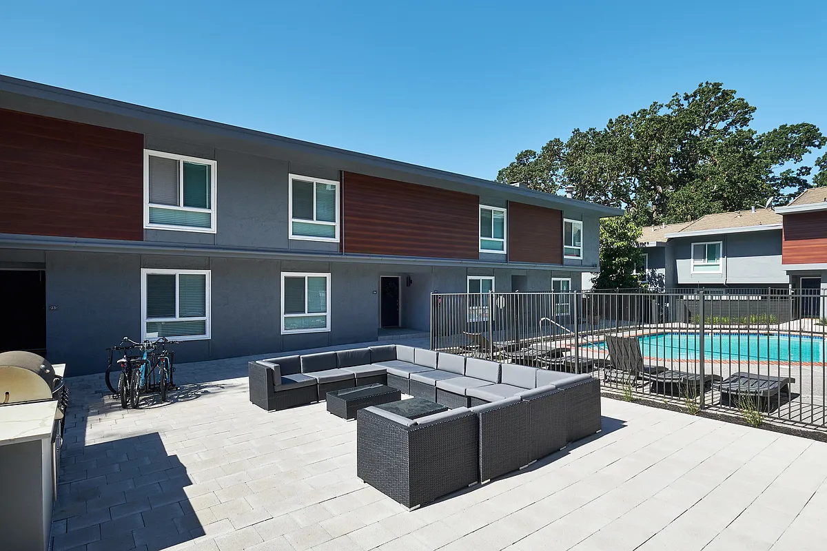 Lafayette EXT Courtyard1 (3) - Ladera Apartments