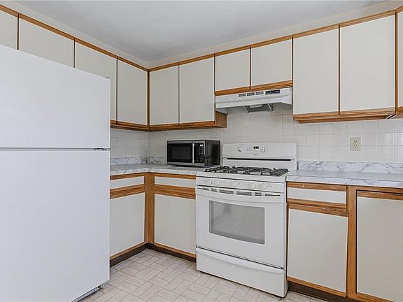 4th image of 9 Tamarac Dr #D