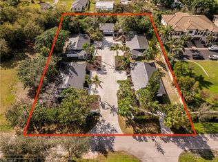 2616 Lakeview Dr, Naples, FL 34112