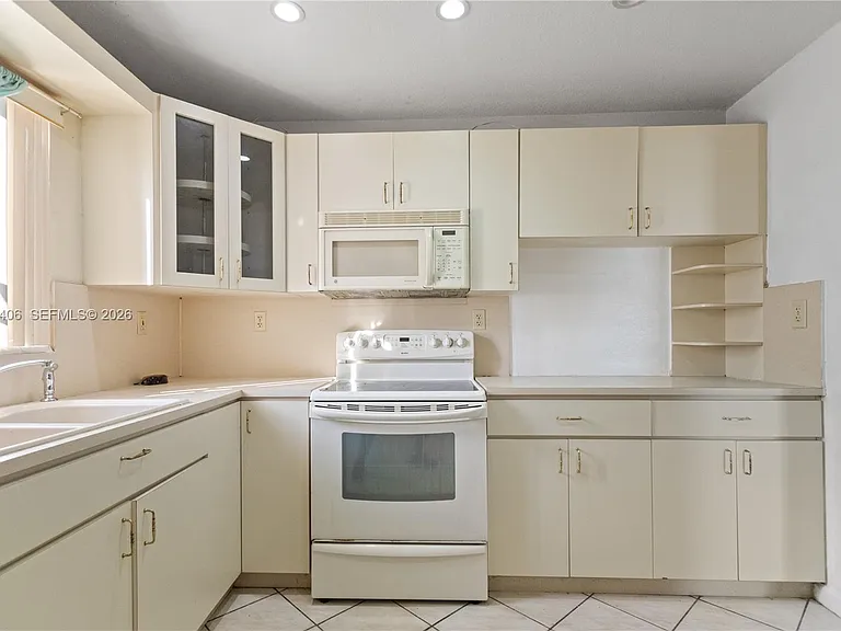 3521 NW 18th Pl — Photo 17