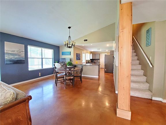 3rd image of 416 Oakcrest Dr