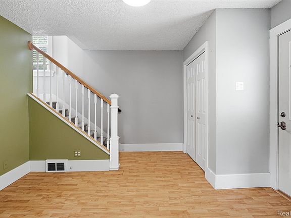 5th image of 536 E Maplehurst St