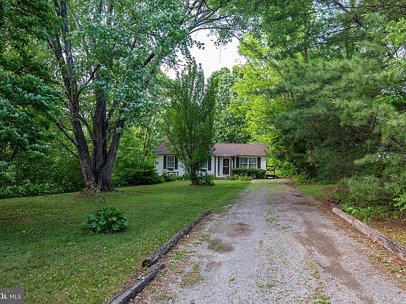 3rd image of 515 Rocky Ln