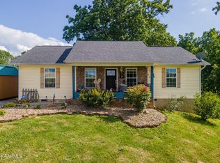 815 Quiet Oaks Way, Dandridge, TN 37725