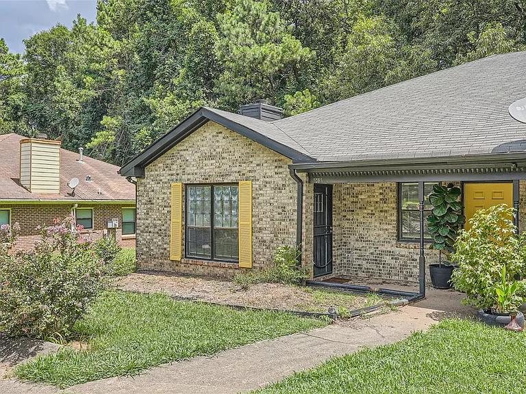 1091 Summer Brook Rd — Photo 2