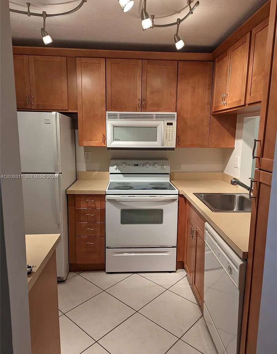 Tangerine Condominium Six — Photo 1