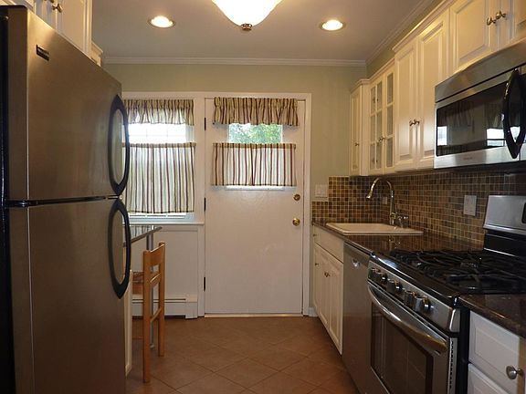 5th image of 906 W Saint James St #2