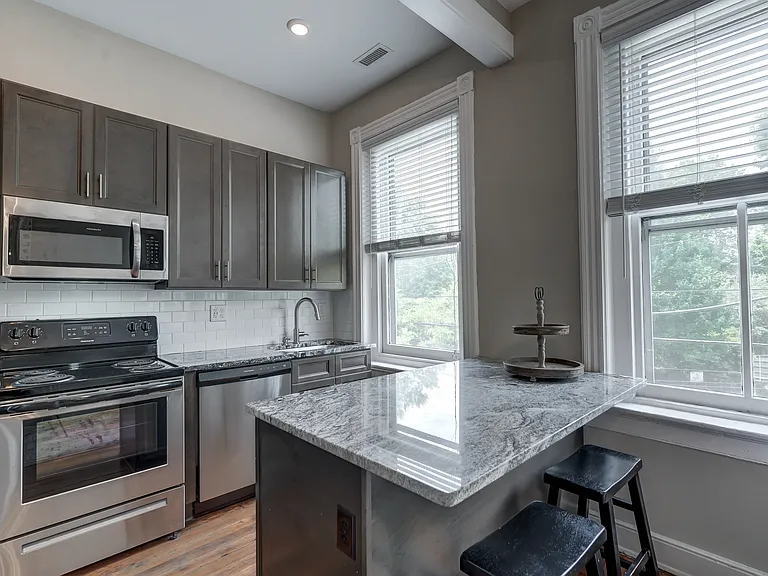 2406 E Clay St — Photo 11