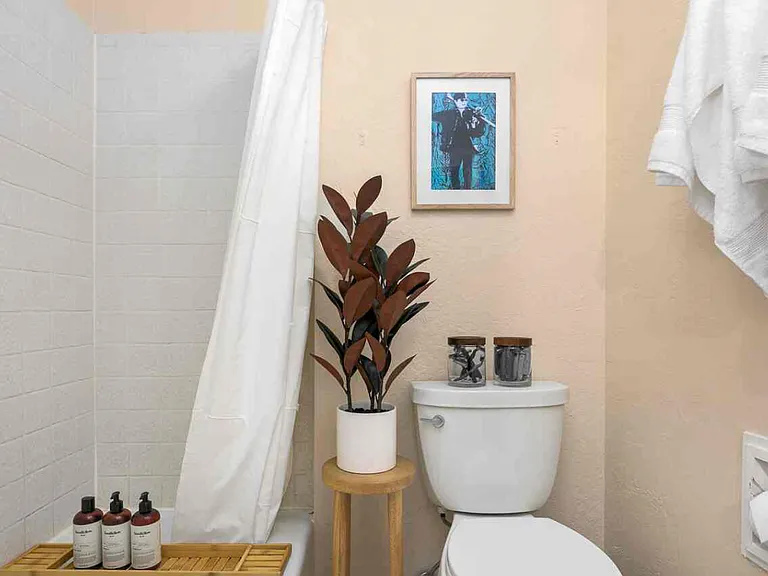 470 Woodside Ave #6 — Photo 9