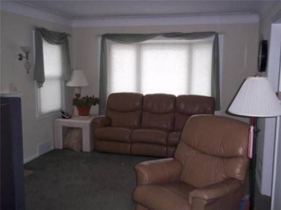 5th image of 150 Windsor Dr