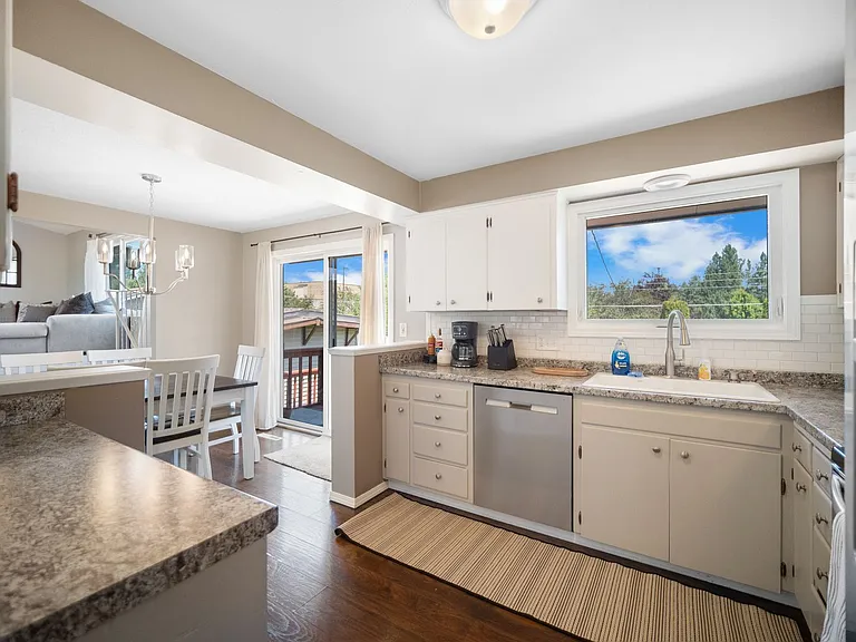 107 E Regina Ave — Photo 12