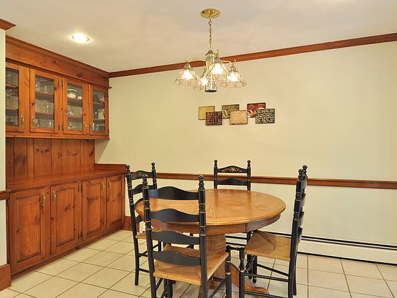 Dinette area~ Beautiful built-in hutch
